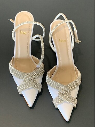 Beyaz, gümüş taşlı stiletto