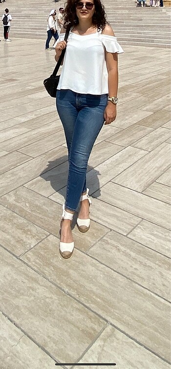 Omuzları Dökümlü Bluz - Görsel 6