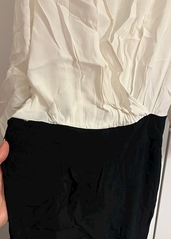 Uzun Beyaz Siyah Fırfırlı V Yakalı Kadın Elbise - Görsel 4