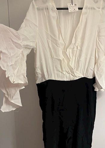 Uzun Beyaz Siyah Fırfırlı V Yakalı Kadın Elbise - Görsel 2