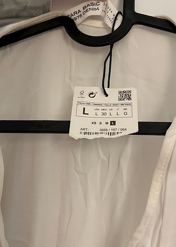 Uzun Beyaz Siyah Fırfırlı V Yakalı Kadın Elbise - Görsel 3