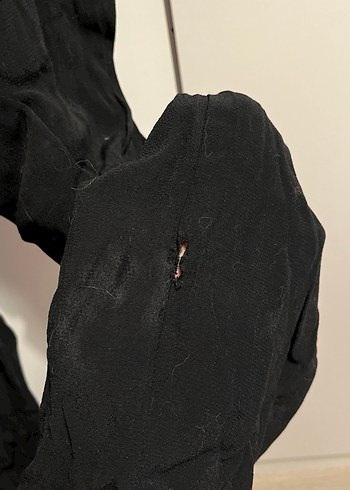 Uzun Beyaz Siyah Fırfırlı V Yakalı Kadın Elbise - Görsel 5