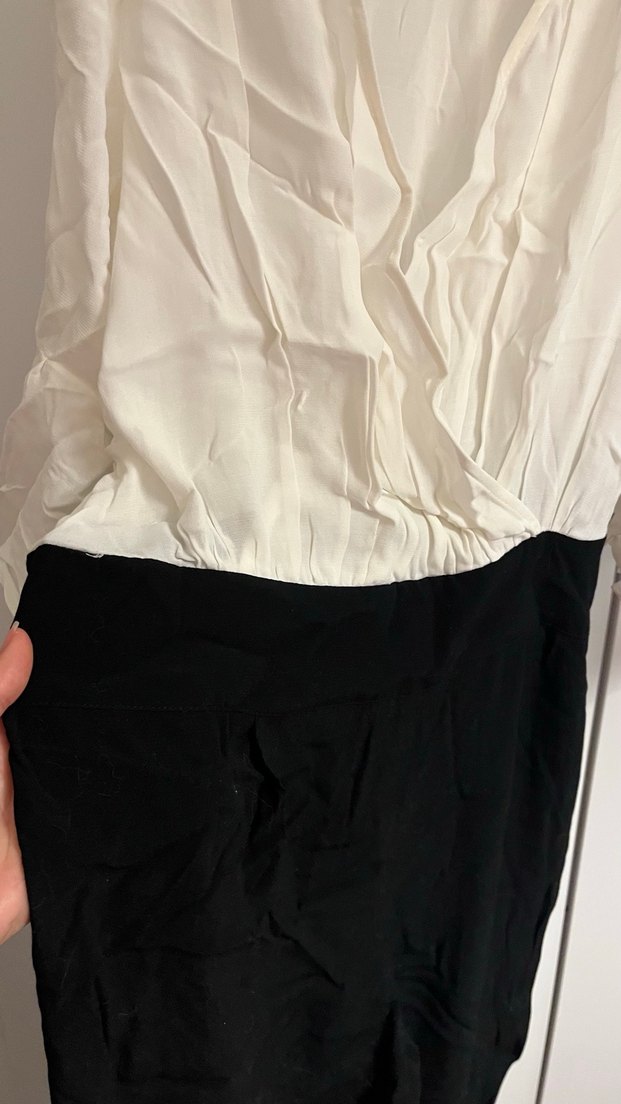 Uzun Beyaz Siyah Fırfırlı V Yakalı Kadın Elbise - Görsel 4