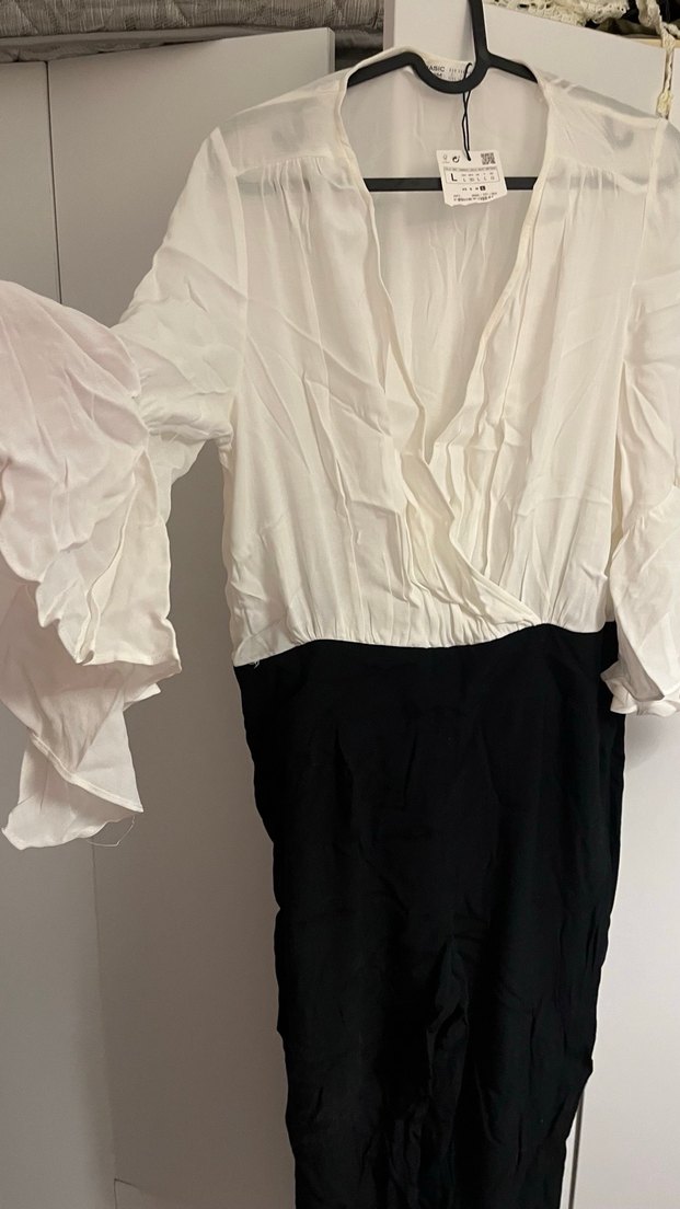 Uzun Beyaz Siyah Fırfırlı V Yakalı Kadın Elbise - Görsel 2