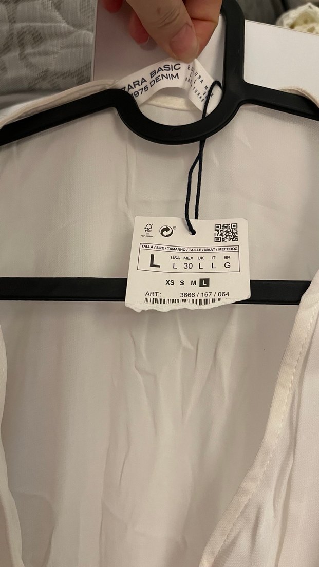 Uzun Beyaz Siyah Fırfırlı V Yakalı Kadın Elbise - Görsel 3