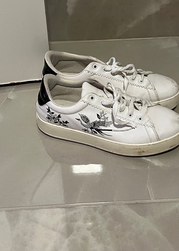 Minimalist Desenli Beyaz Bağcıklı Kadın Spor Ayakkabı - Görsel 2