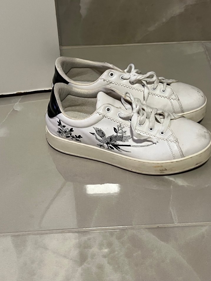 Minimalist Desenli Beyaz Bağcıklı Kadın Spor Ayakkabı - Görsel 2