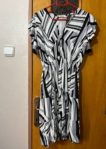 Zebra Desenli V Yaka Midi Elbise