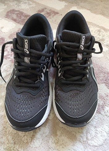 Asics orjinal denendi sadece 40.5 no çok hafif çok rahat