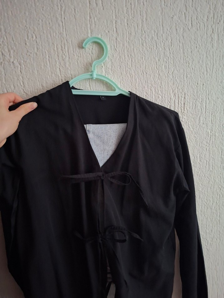 Siyah V Yaka Salaş fiyonklu gömlekk - Görsel 3