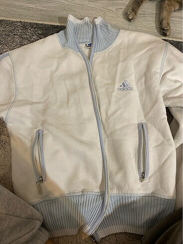 Adidas çeker