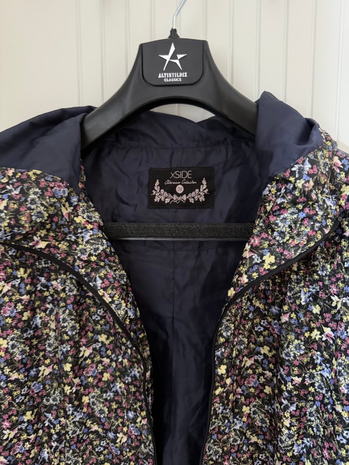 Çiçek Desenli yağmurluk - Görsel 2