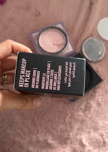 Huda Beauty Easy Bake Gevşek Sabitleyici Pudra - Görsel 5