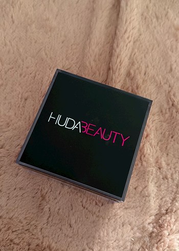 Huda Beauty Easy Bake Gevşek Sabitleyici Pudra - Görsel 7