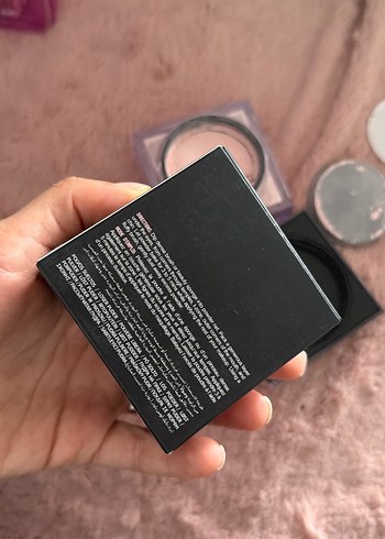 Huda Beauty Easy Bake Gevşek Sabitleyici Pudra - Görsel 6