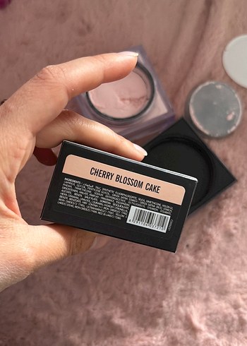 Huda Beauty Easy Bake Gevşek Sabitleyici Pudra - Görsel 4