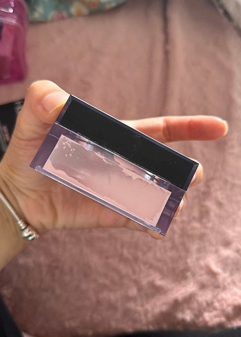 Huda Beauty Easy Bake Gevşek Sabitleyici Pudra - Görsel 8