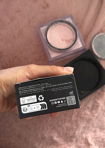 Huda Beauty Easy Bake Gevşek Sabitleyici Pudra - Görsel 2