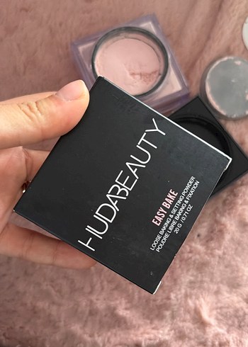 Huda Beauty Easy Bake Gevşek Sabitleyici Pudra - Görsel 3