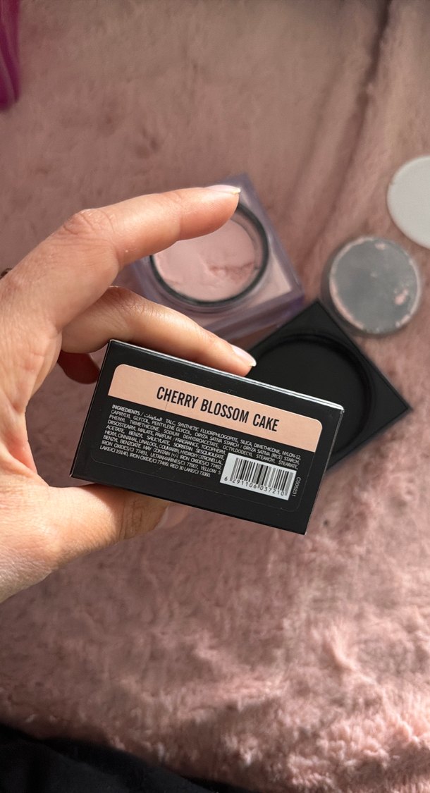 Huda Beauty Easy Bake Gevşek Sabitleyici Pudra - Görsel 4