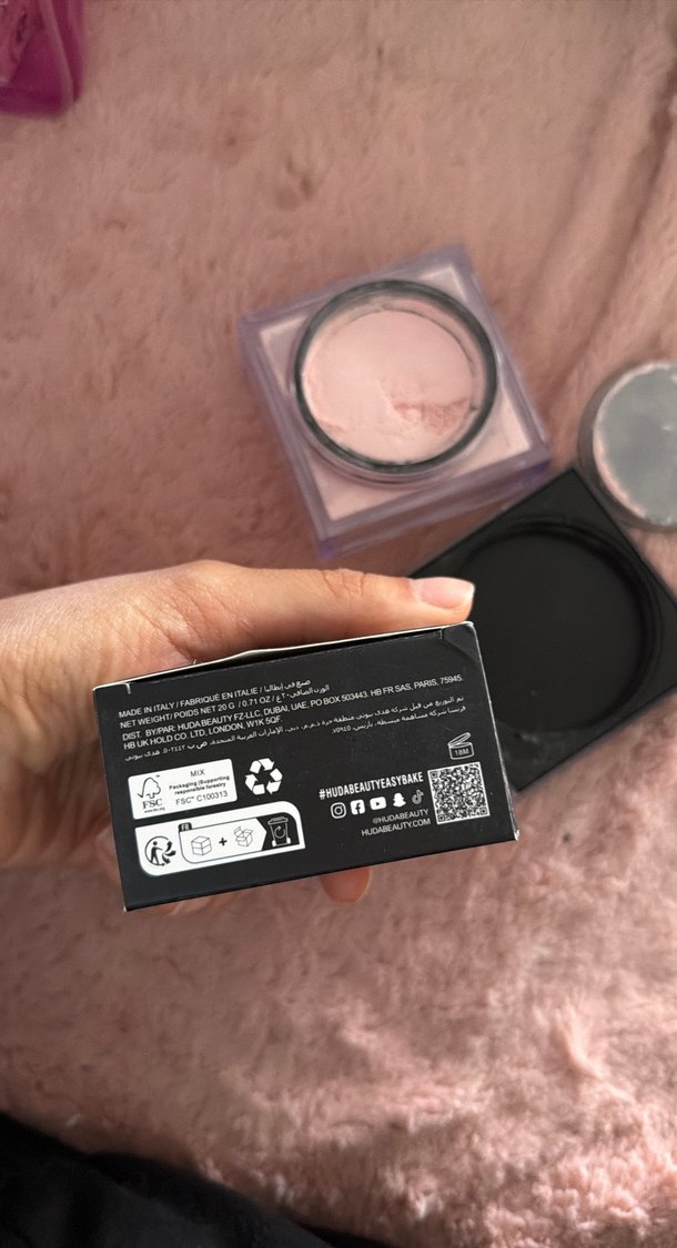 Huda Beauty Easy Bake Gevşek Sabitleyici Pudra - Görsel 2