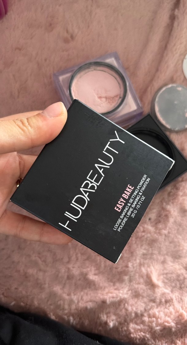 Huda Beauty Easy Bake Gevşek Sabitleyici Pudra - Görsel 3