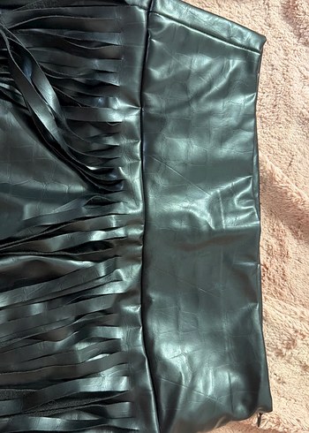 Püsküllü Siyah Deri Mini Şort - Görsel 4