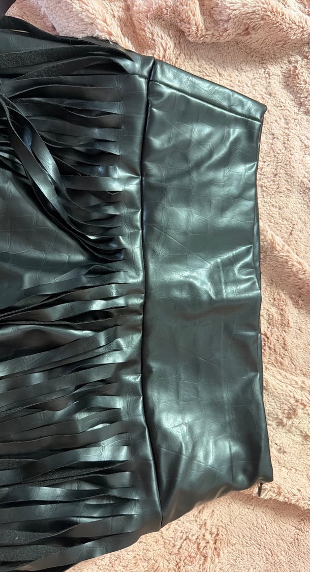 Püsküllü Siyah Deri Mini Şort - Görsel 4