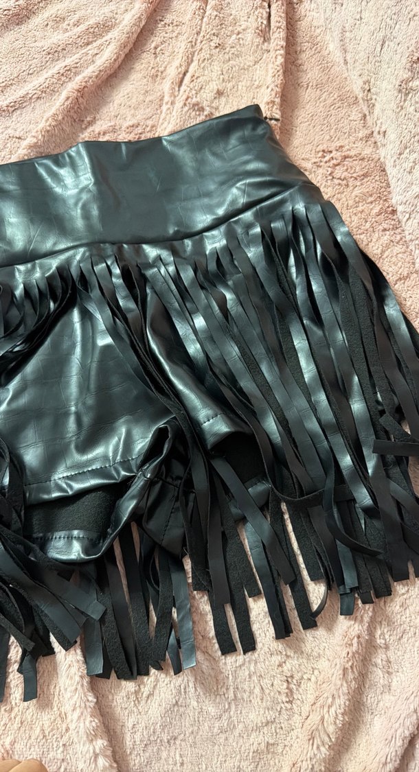 Püsküllü Siyah Deri Mini Şort - Görsel 3