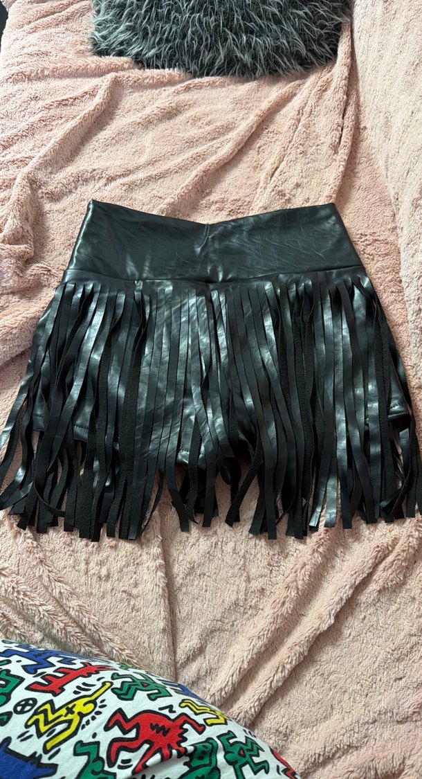 Püsküllü Siyah Deri Mini Şort - Görsel 5