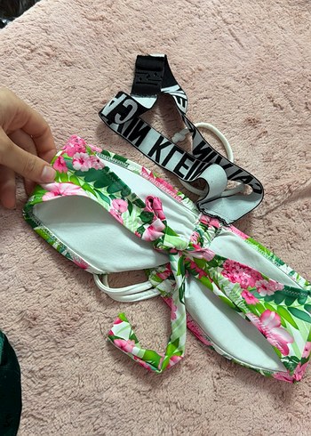 Calvin kleın Çiçek Desenli Pembe Mini Bikini Üstü - Görsel 3