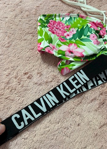 Calvin kleın Çiçek Desenli Pembe Mini Bikini Üstü - Görsel 2