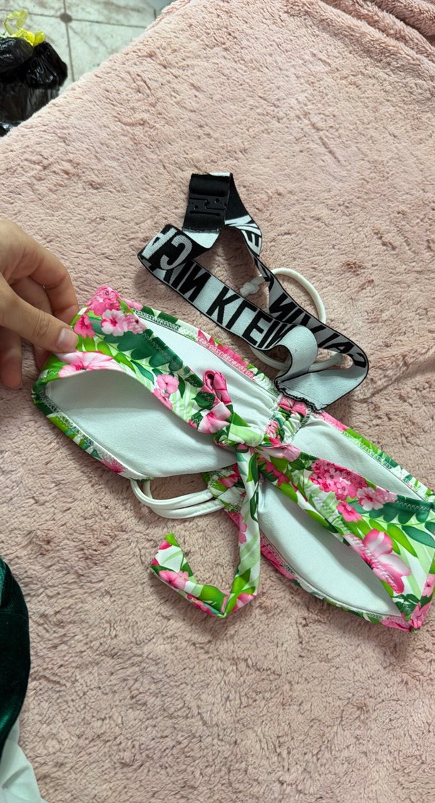 Calvin kleın Çiçek Desenli Pembe Mini Bikini Üstü - Görsel 3