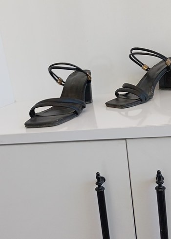 Siyah Tokalı Stiletto Topuklu Kadın Sandalet