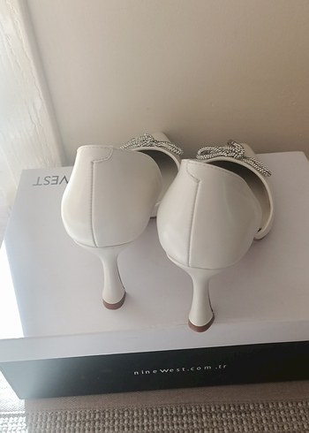 Nine West Beyaz Stiletto Fiyonk Detaylı - Görsel 3