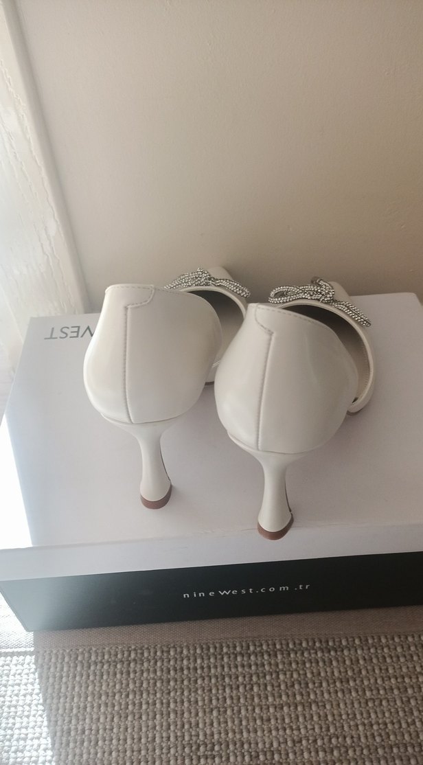 Nine West Beyaz Stiletto Fiyonk Detaylı - Görsel 3