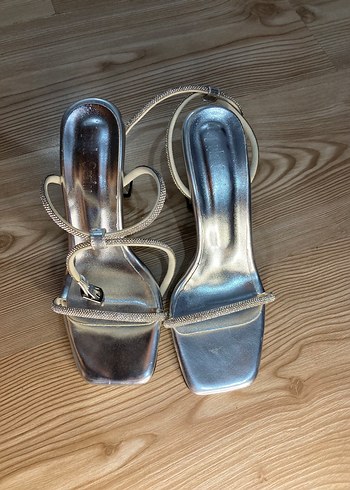 36 Beden Gri Yılan Desenli Metal Tokalı İnce Topuklu