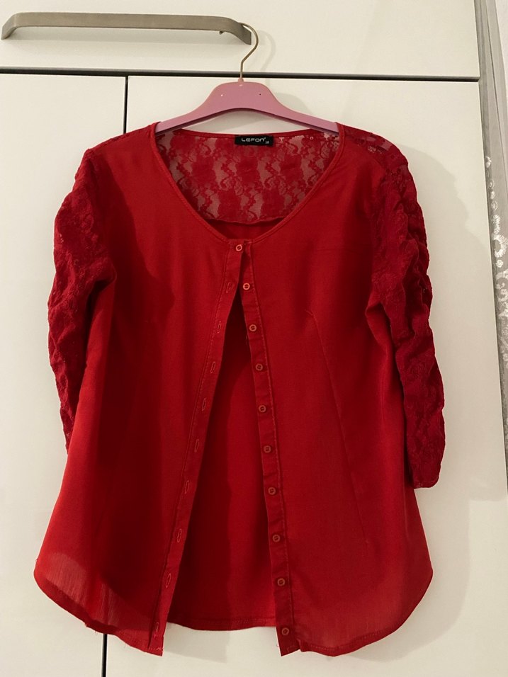 Düğmeli Kırmızı Bluz - Görsel 2