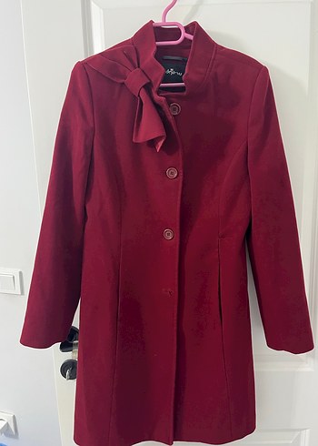 Fiyonklu Kırmızı Kadın Kaban - Görsel 2