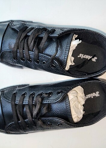 Çok az kullanılmış çocuk için siyah sneaker