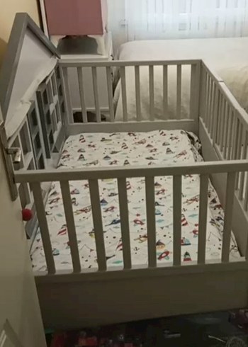 Gri-Beyaz Bebek Beşiği