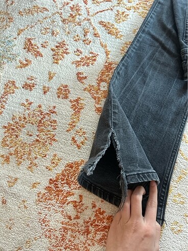 Pull and Bear Yırtmaç Detaylı soluk efektli siyah ispanyol kot - Görsel 7