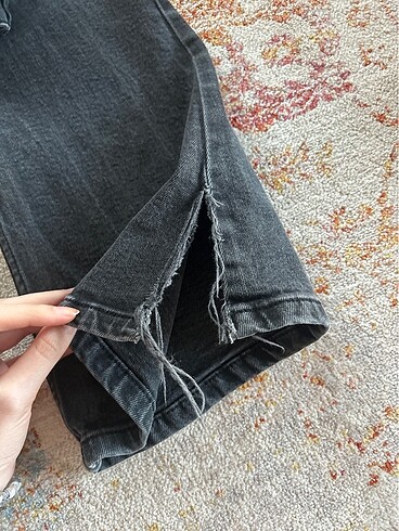 Pull and Bear Yırtmaç Detaylı soluk efektli siyah ispanyol kot - Görsel 8