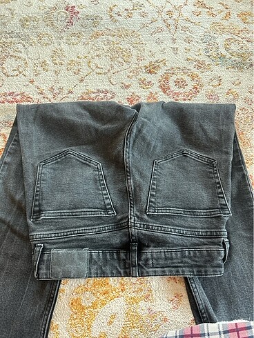 Pull and Bear Yırtmaç Detaylı soluk efektli siyah ispanyol kot - Görsel 6