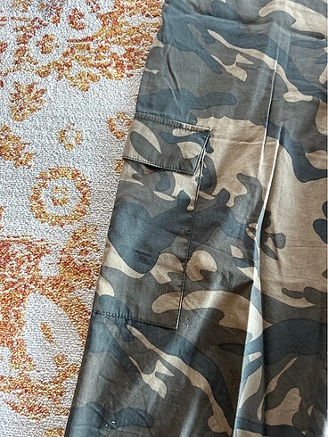 Stradivarius stradivarius kamufulaj desenli kargo pantolon