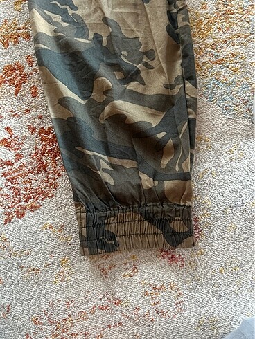 stradivarius kamufulaj desenli kargo pantolon - Görsel 6