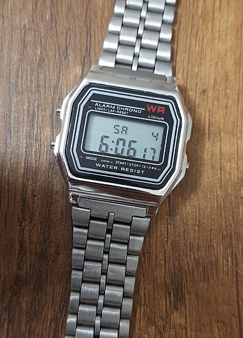 Retro tarzı saat ,hem bayan hem erkek kulana bilir