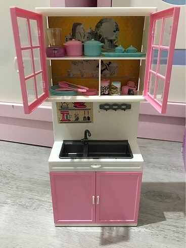 Barbie mutfak dolabı