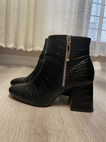 Stradivarius Yepyeni yılan derisi bot