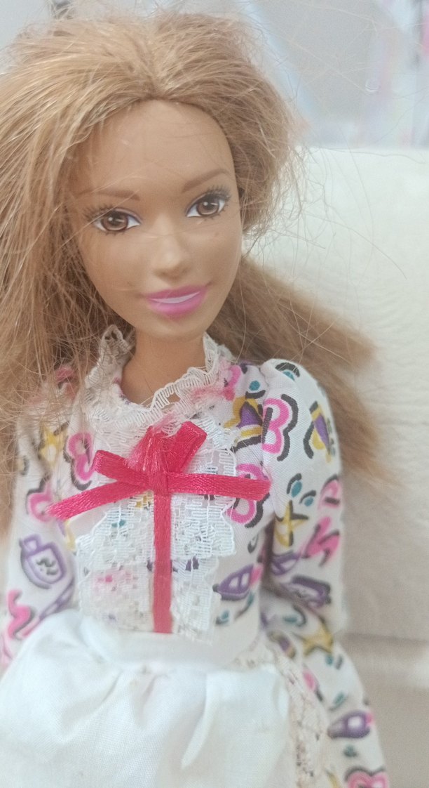 Beyaz Önlüklü Pastel Renkli Bebek - Görsel 2